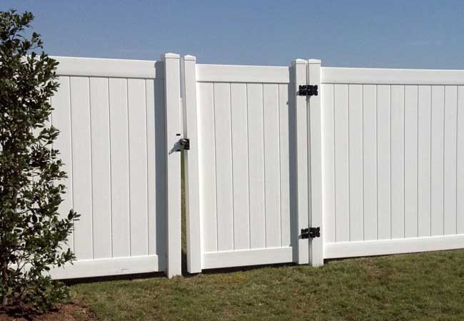 vinyl privacy fencing with gate